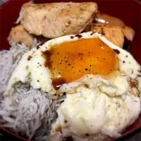 北海道生秋鮭、しらす、たまご、ウインナー丼❤︎|ぽちさん