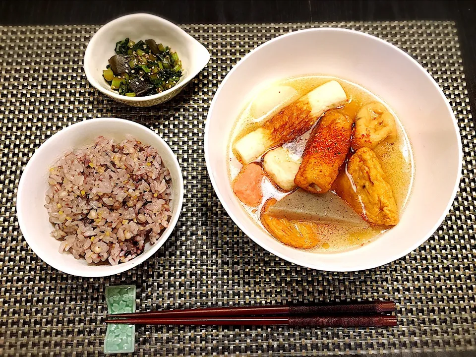 シンプルな夕食！肌寒くなったので七味をかけておでん🍢をいただきました。 出し汁に使った昆布と大根の残りの葉をみじん切りにして炒めて簡単なおかずに❗️(#^.^#) #おでん#昆布だし#五穀米#七味唐辛子 #昆布と大根の葉炒め|Hi-Niさん