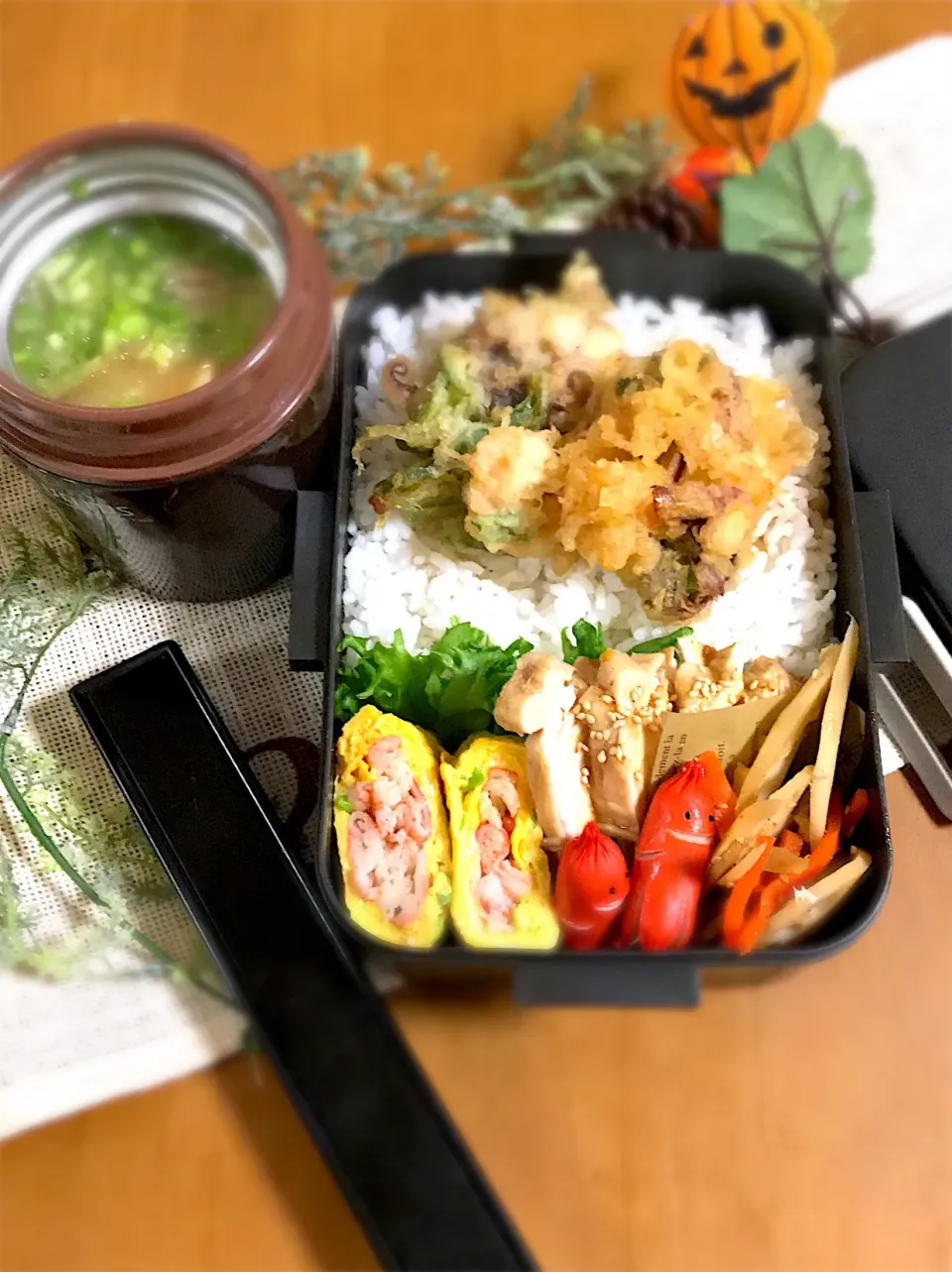 旦那ちゃん弁当🎶
エビイカかき揚げ丼
カニカマネギ入り玉子焼き
きんぴら
鶏ハム
久々登場ソーセー人
大きななめこのお味噌汁|BooBooさん