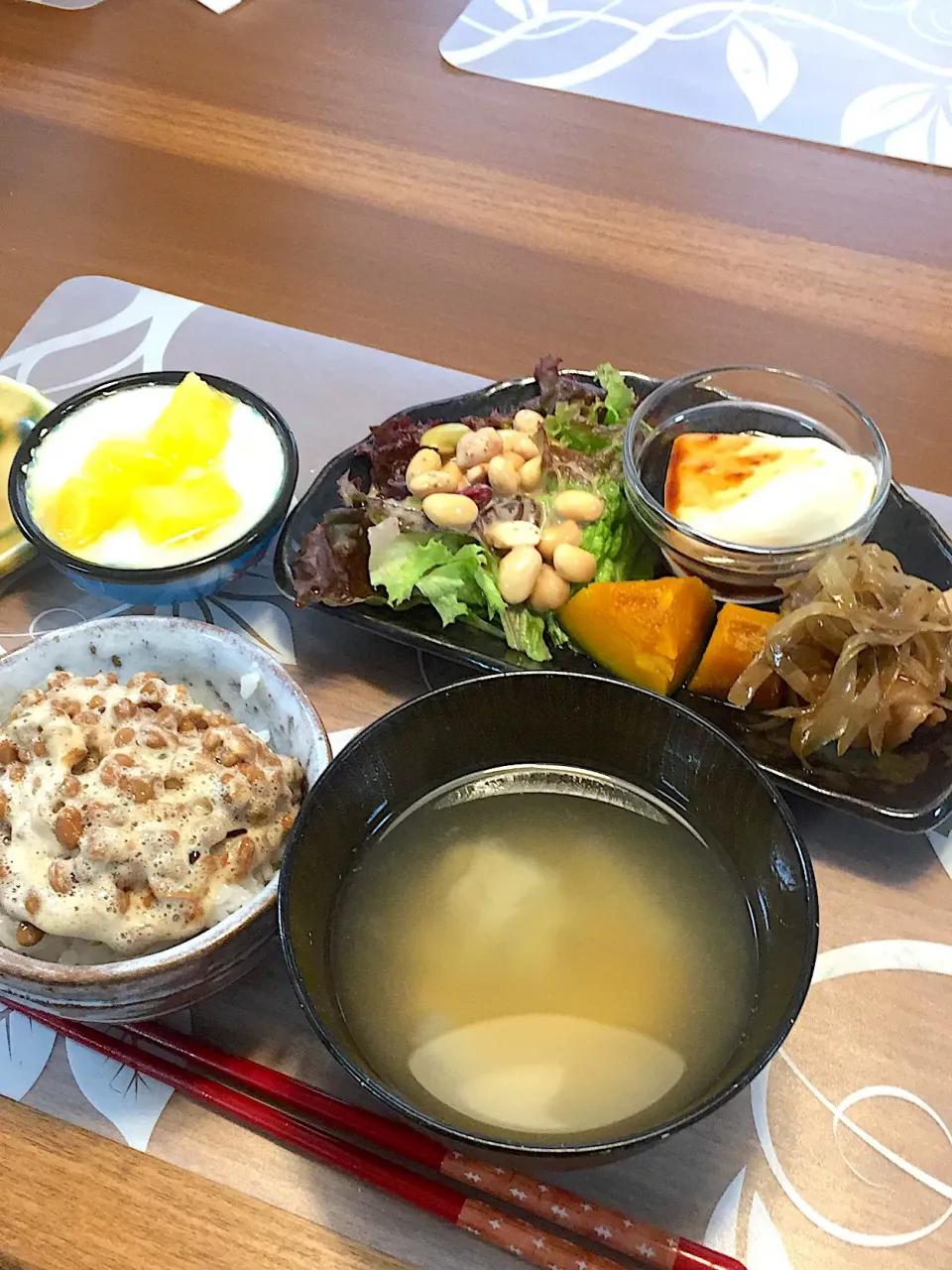 朝ごはん
豚焼き肉、きんぴらごぼう、かぼちゃ煮付、豆腐味噌がけ、サニーレタスと豆サラダ、いわしつみれ味噌汁、白米、納豆、パイナップル添えヨーグルト|かよちゃんさん