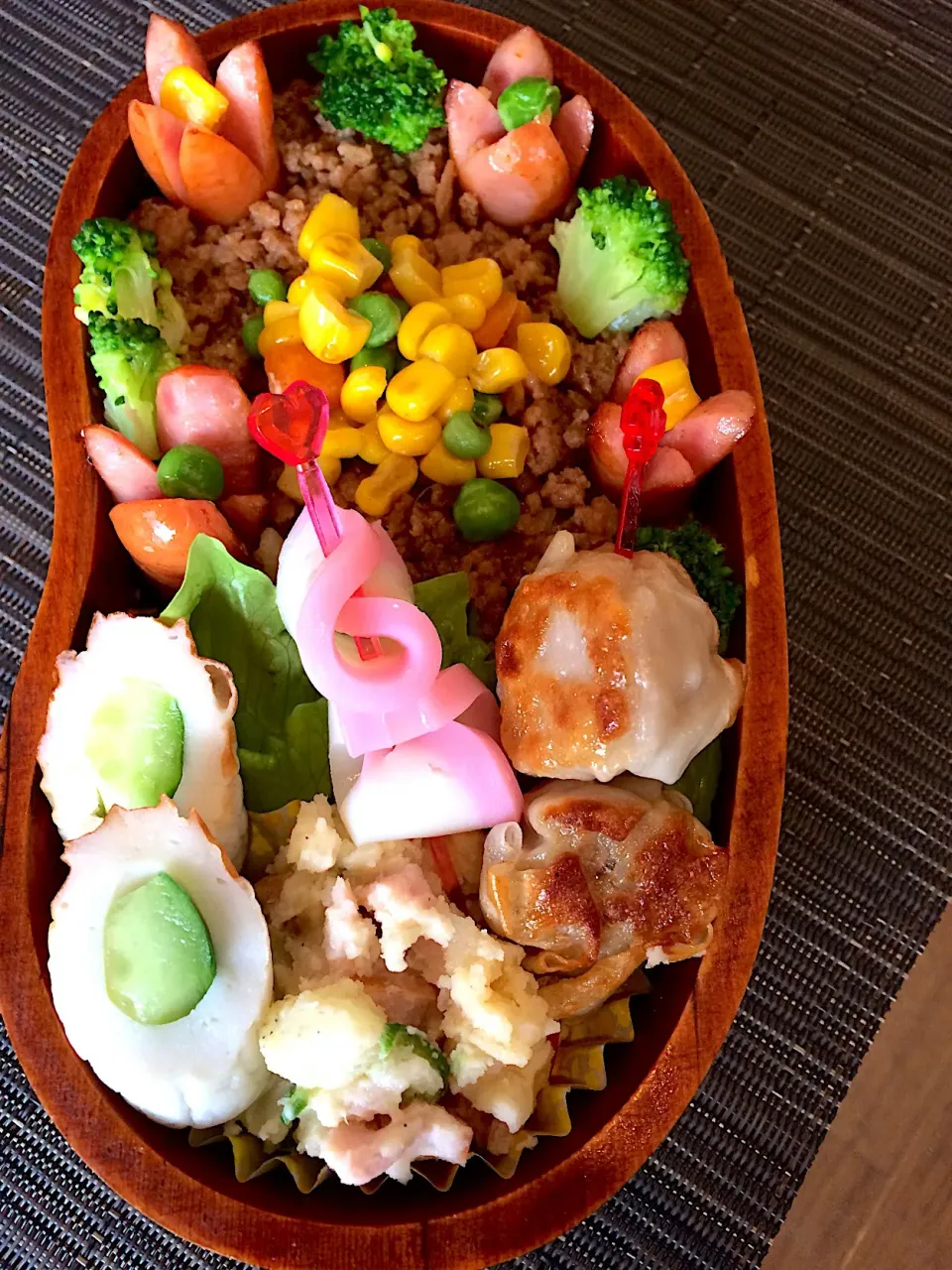 Snapdishの料理写真:今日の男子弁当 2017/10/24
そぼろ弁当だよぉ〜🍱
#豚肉そぼろ #ミックスベジタブル #ポテトサラダ #シュウマイ焼 #ウィンナー #カマボコ #ちくわキュウリ|Booパパさん