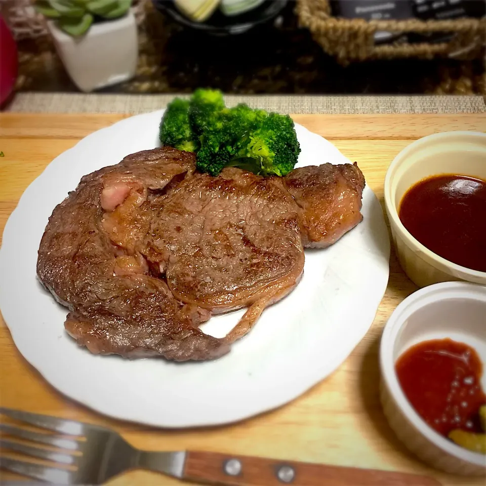 1700円！の半額お肉。 珍しくミディアムレアにしてみた！ わさび醤油が最高でした。|いず⋈ + ゜さん