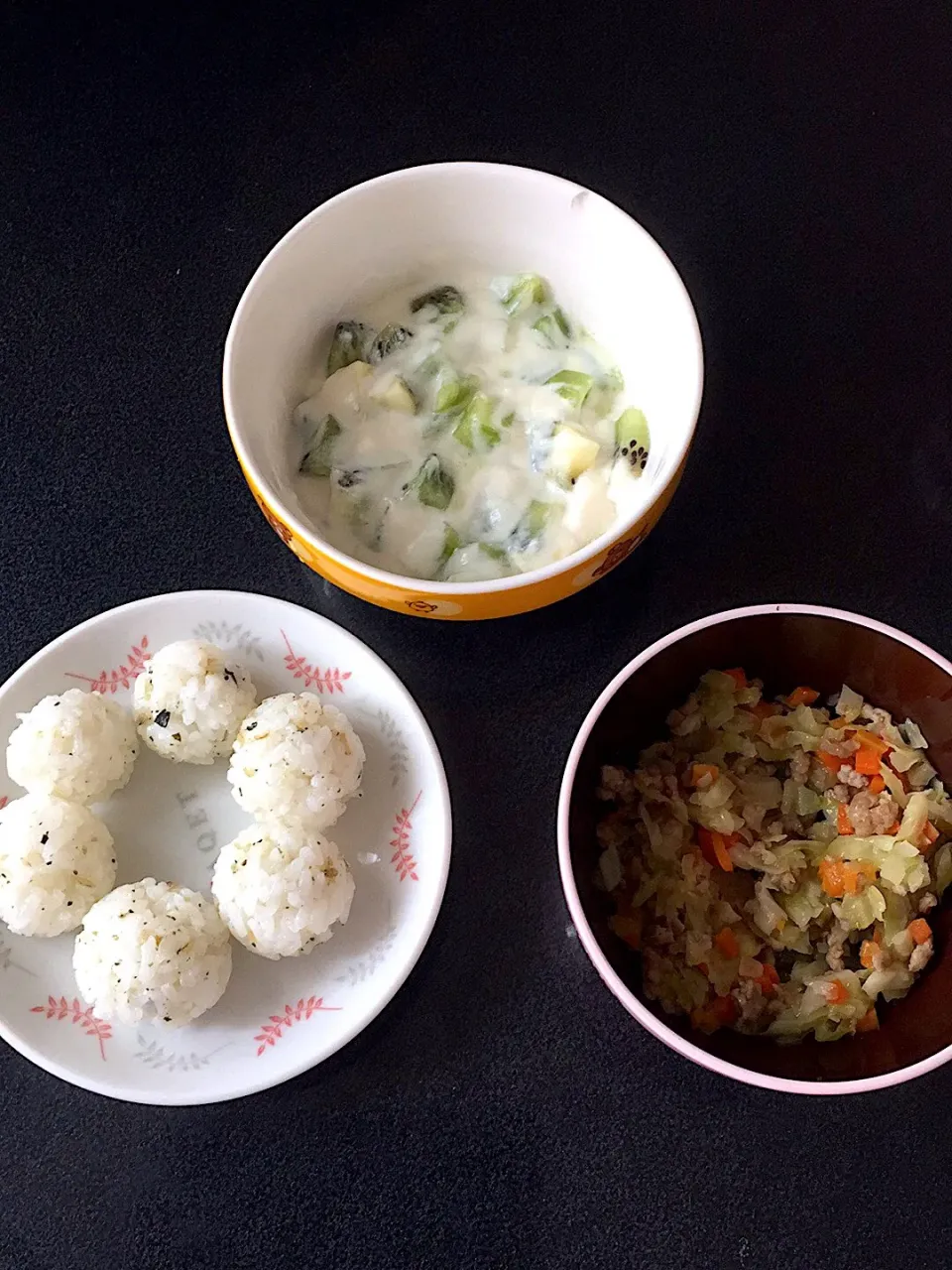 離乳食 朝
・ふりかけおにぎり
・肉野菜炒め
・キウイ豆乳グルト|ぺろたんさん