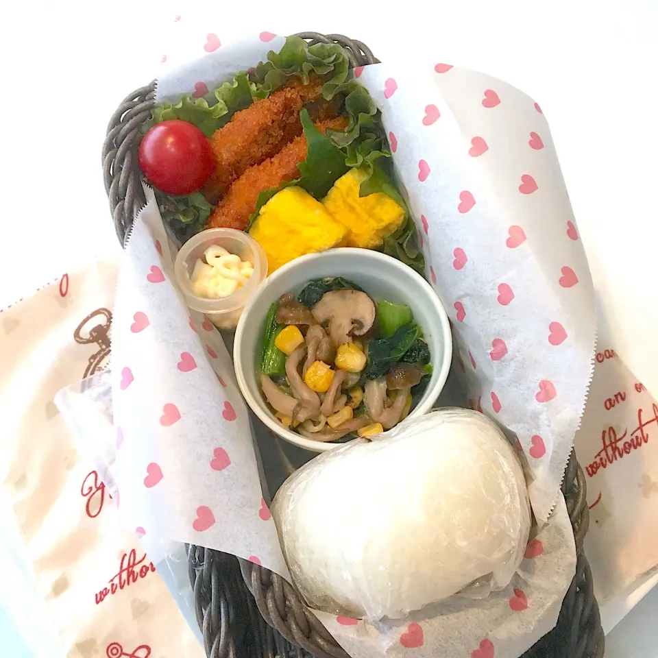 今日のお弁当(๑´ڡ`๑)しぐれおにぎり、卵焼き、鮭大葉フライ、小松菜とキノコのバターソテー、プチトマト|mayumiさん