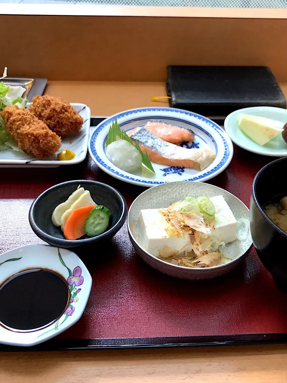 銀鮭塩焼き/広島産カキフライ/冷奴/味噌汁|山内博之さん