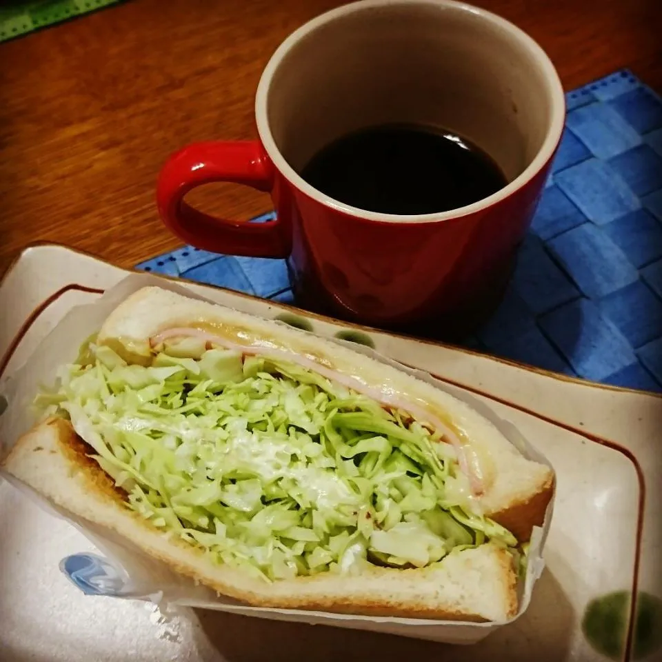 休日の朝ごパン・キャベツたっぷりサンド|Reikoさん