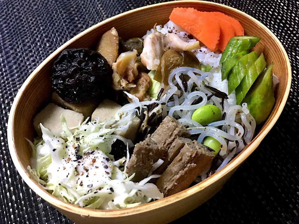 鶏手羽元の黒酢煮
春雨サラダ
コールスロー
高野豆腐と椎茸煮
ごぼうの胡麻味噌和え
新米
ぬか漬け

雑穀米に慣れてしまうと、新米のおいしさに感動すら覚えます。

#新米 
#鶏手羽元の黒酢煮
#コールスロー 
#高野豆腐の含め煮 
#ぬか漬け|Naoko Miyataさん