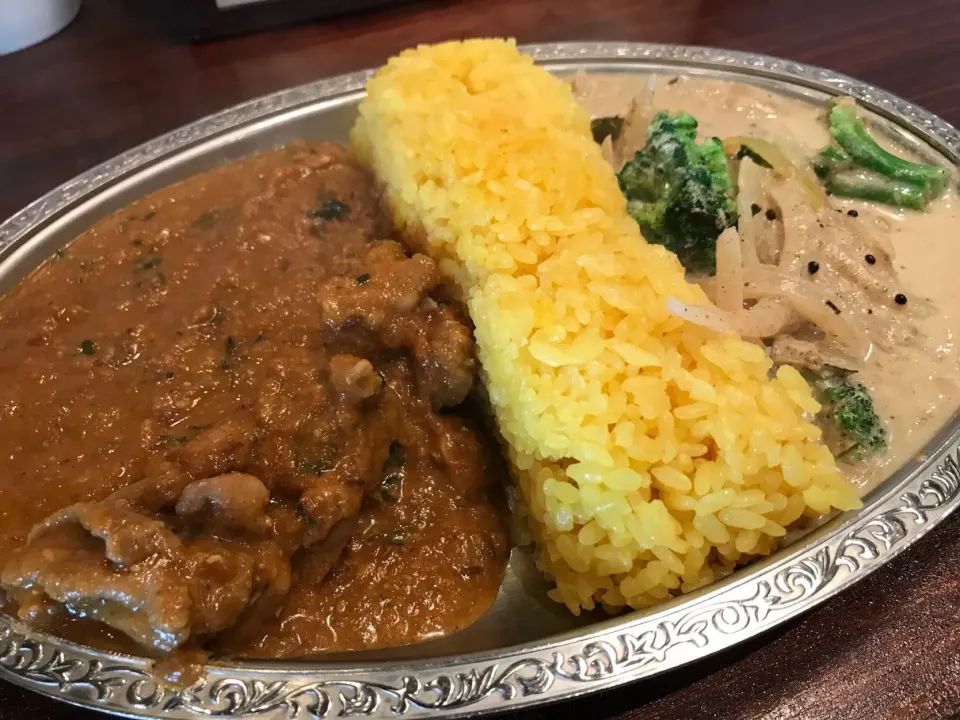 チキンカレーと鮭、ブロッコリーのカレー。|KOMAさん