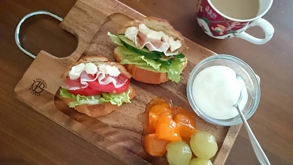 朝ご飯🍞生ハムクリチークロワッサンサンド、柿、巨峰、ヨーグルト、コーヒー|アンジェさん