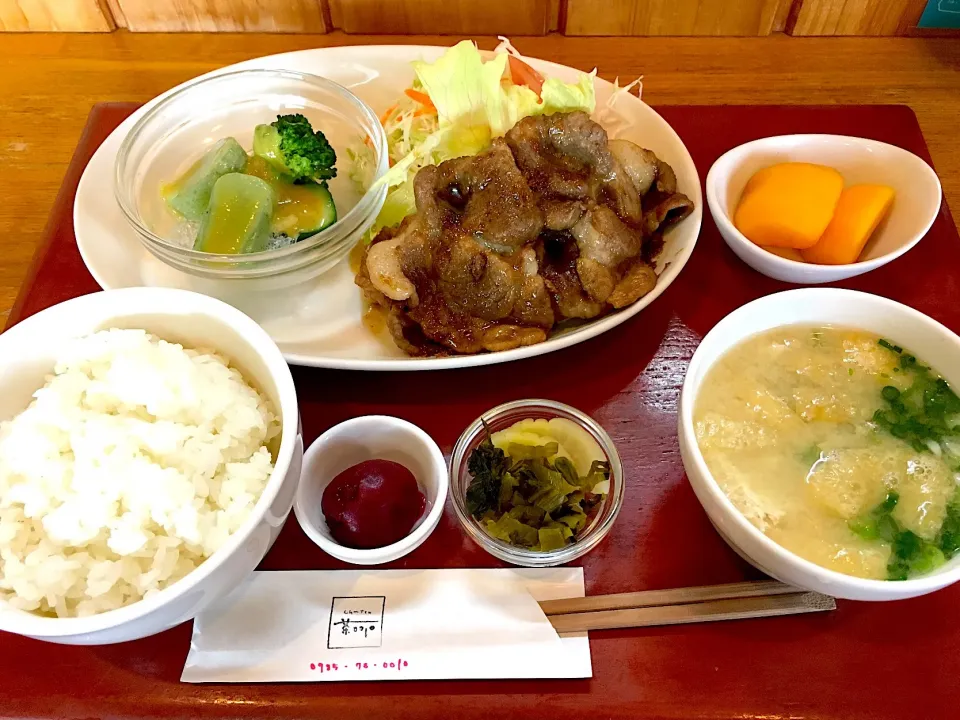 Snapdishの料理写真:豚肉の生姜焼き定食|茶一郎さん