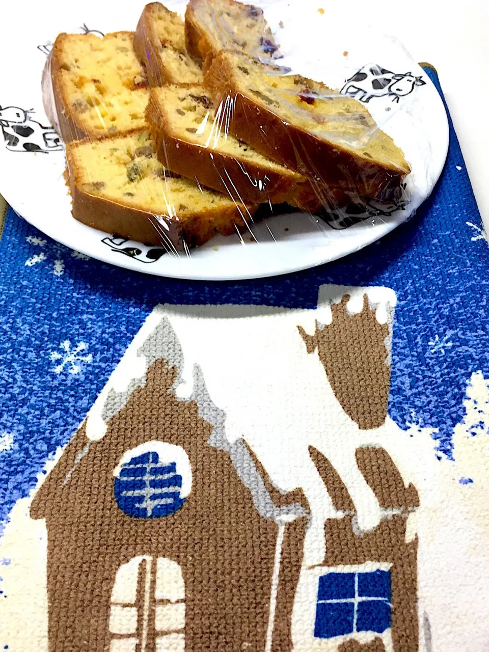 Snapdishの料理写真:ドライフルーツとミックスナッツのパウンドケーキ(^^)
2本作ったのに、1本が出かけてる間にか消えた(^^;)|Yukihiko Ishidaさん