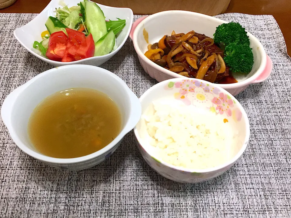 煮込みハンバーグ、生野菜サラダ🥗
野菜スープ|kumi♡さん