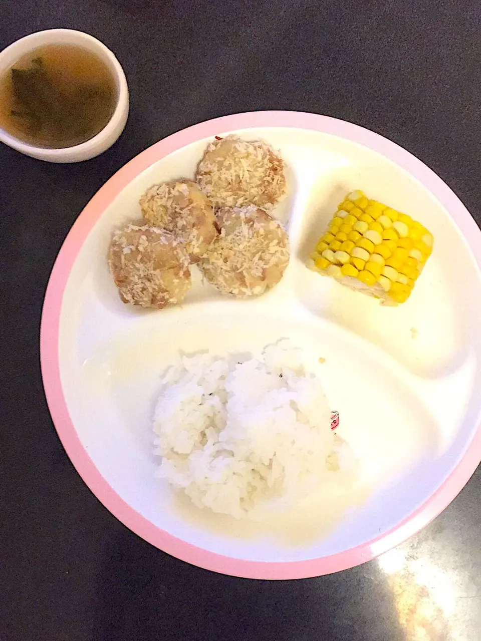 離乳食 夜
・ごはん
・焼きコロッケ
・茹でトウモロコシ
・玉ねぎとワカメのお味噌汁
・りんご(写真なし)|ぺろたんさん