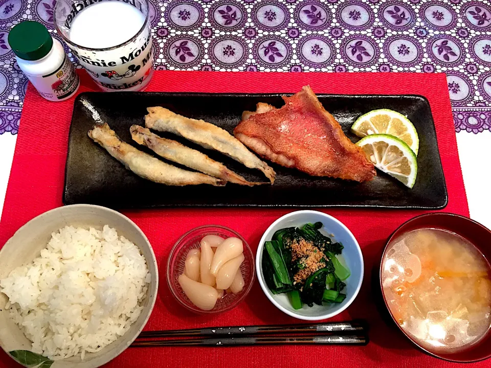 Snapdishの料理写真:ししゃもフリッター、赤魚の唐揚げ、小松菜の胡麻和え、味噌汁、らっきょう|Kasumiさん