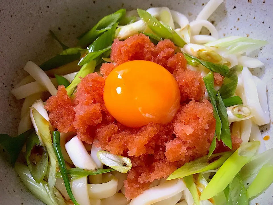 二日酔いに😑  九条ネギとタラコの釜玉うどん|りき🤤さん