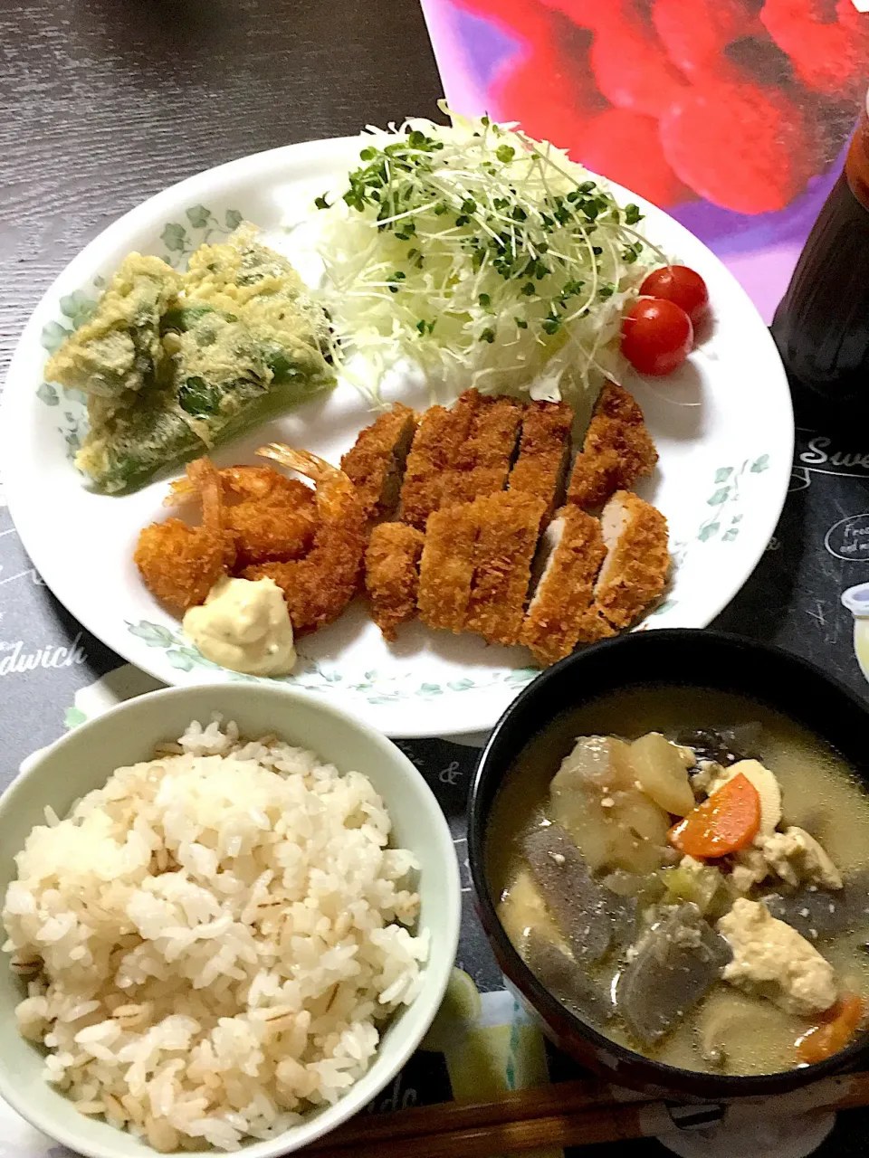 トンカツ、エビフライ、ピーマン天ぷら、けんちん汁、麦入りご飯(*^｡^*)|ライムさん