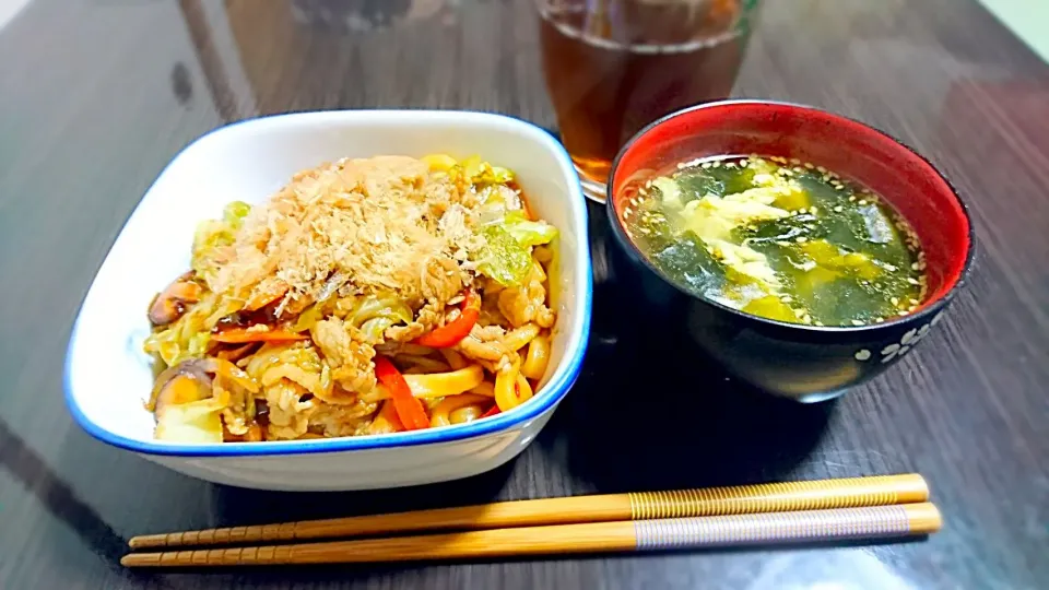 Snapdishの料理写真:焼きうどん、ワカメと卵のスープ|サトリさん