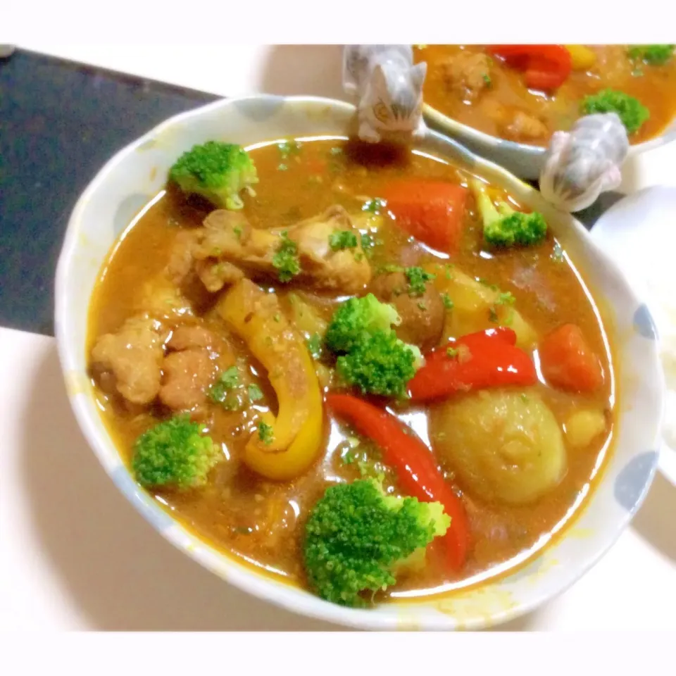 丸ごと野菜のスープカレー
鶏肉手羽元
じゃがいも(メークイーン)
人参
玉ねぎ
パプリカ(赤、黄)
ブラウンマッシュ
ブロッコリー
カレー粉は上野アメ横大津屋の
レギュラー、ストロング、カシミールをミックスして|Takeshi  Nagakiさん