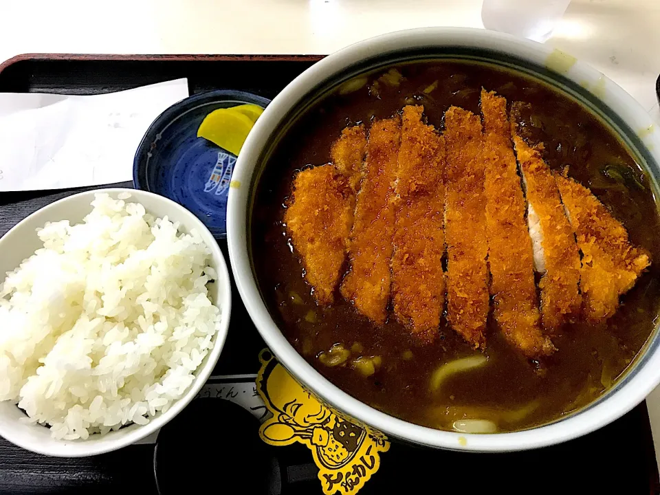 Snapdishの料理写真:わかるかなぁ、この大きさ！
小ご飯付き カツカレーうどん
@あづまや（明石市）|大阪カレー部長さん