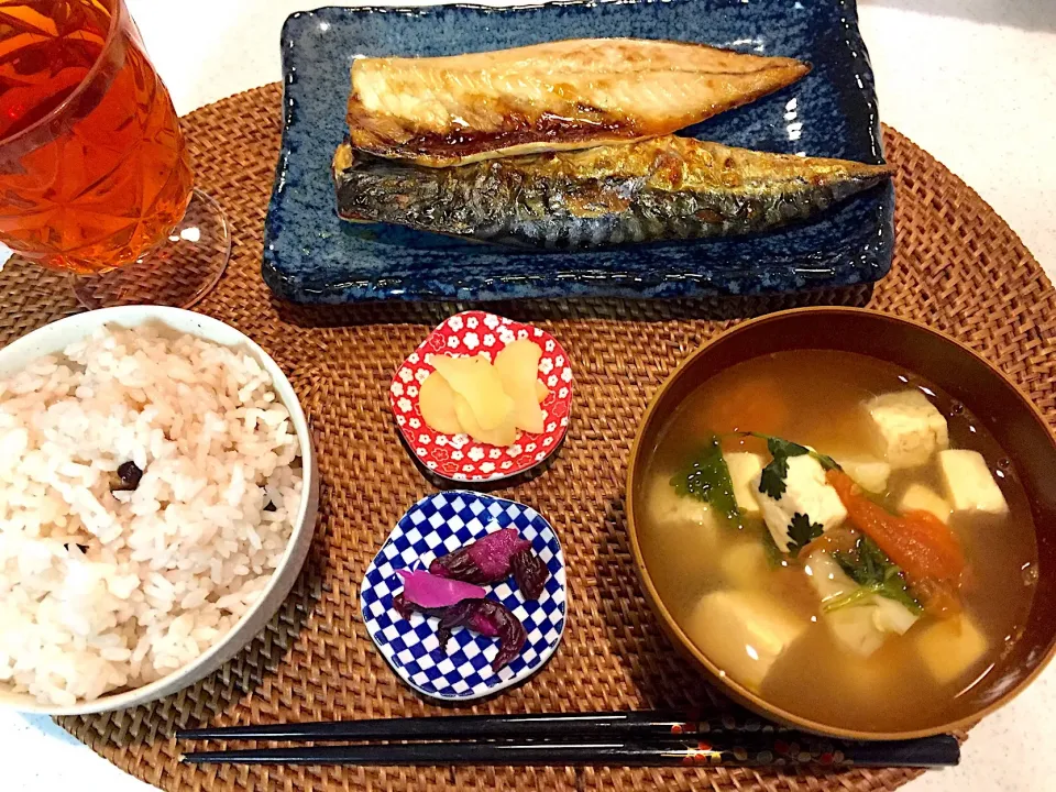 Snapdishの料理写真:#鯖塩焼き#デドックススープ#パクチー#カリフラワー#トマト#豆腐#雑穀米|zoemocさん