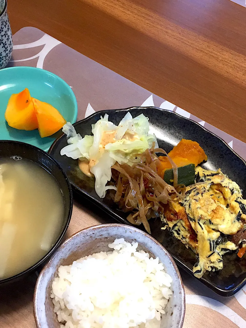 Snapdishの料理写真:朝ごはん
ひじき入り卵、きんぴらごぼう、かぼちゃ煮付け、茹でキャベツ、白米、大根と揚げの味噌汁、柿|かよちゃんさん