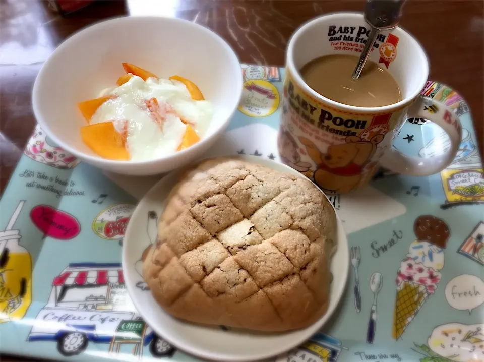 朝ごはん
焼きショコラメロンパン
柿ヨーグルト
コーヒー☕️|まるちゃんさん