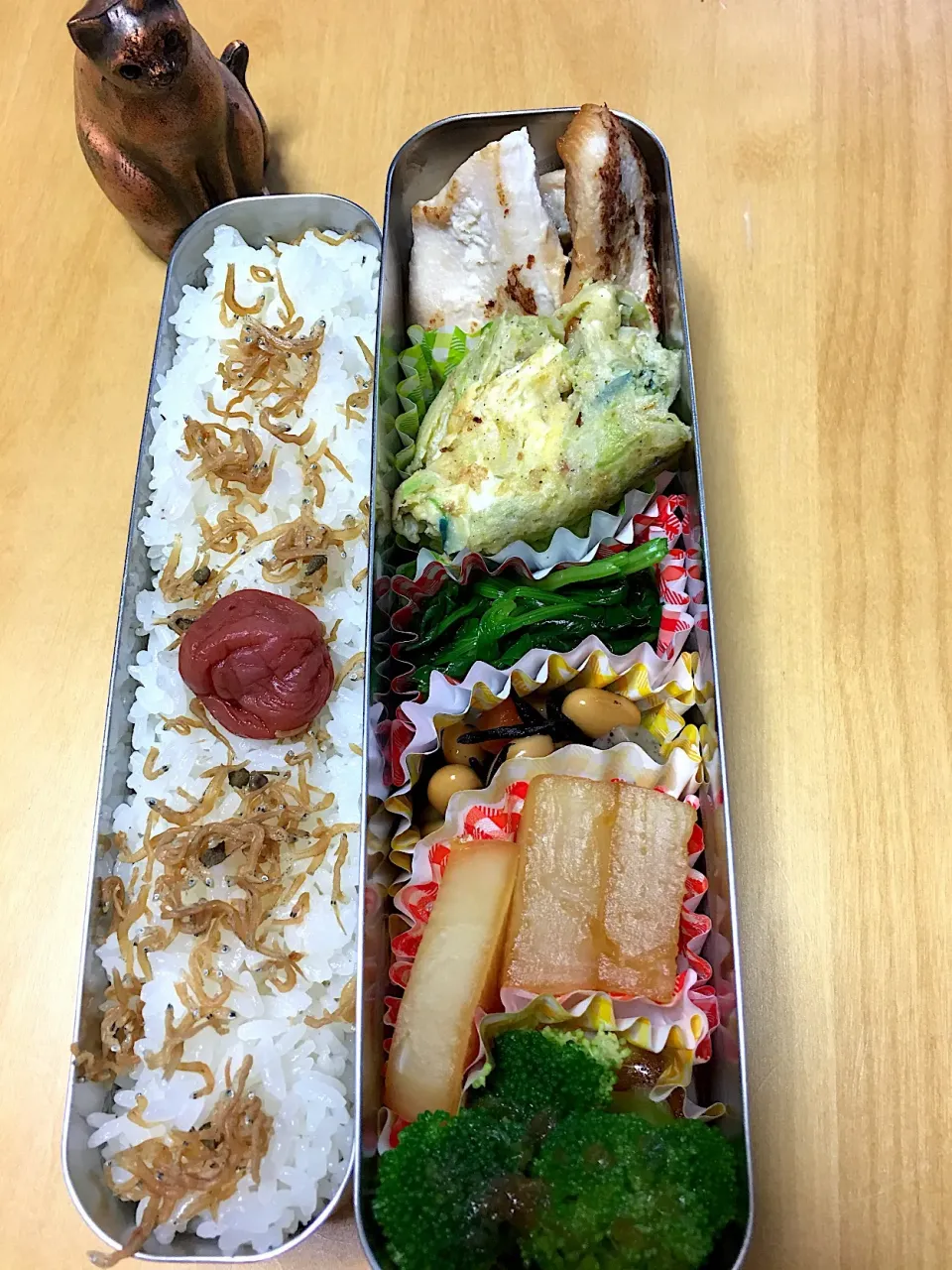 Snapdishの料理写真:鶏むねの塩麹焼き キャベツオムレツ ほうれん草おひたし 大豆煮 大根の煮物 ブロッコリー弁当。|Kumiko Kimuraさん