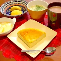 今朝はまたまた雨だけど叔母さんが作ってくれたチーズケーキでモーニング😍happyな気持ちです！仲良く支え合う家族はすばらしいですね、みなさんは定期的に会う努力はしていますか？|おーじさん