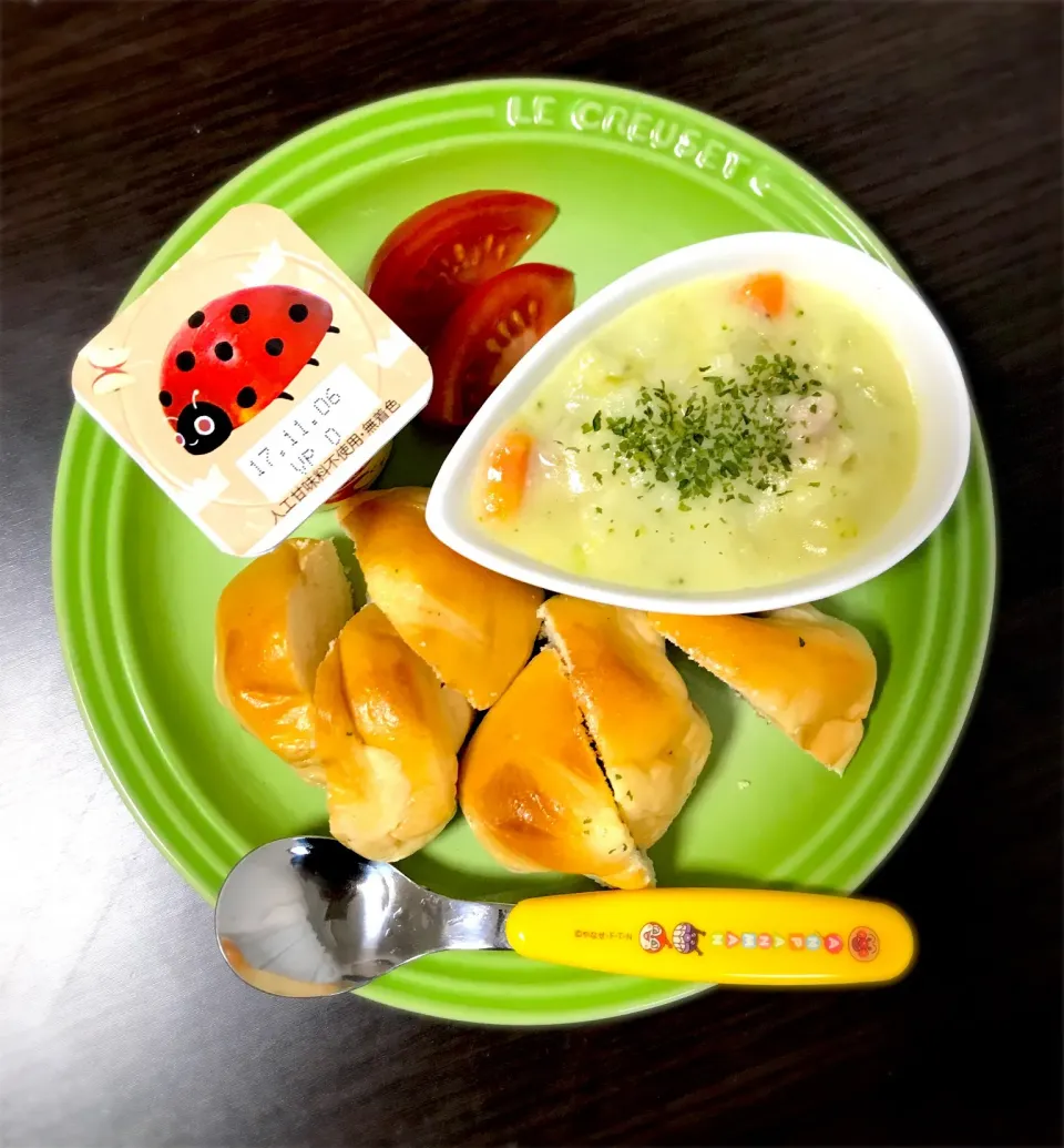 10/25❁息子 朝ごはん☀️
ミニウインナーパン
シチュー
トマト🍅
プチダノン🍎|つんさん