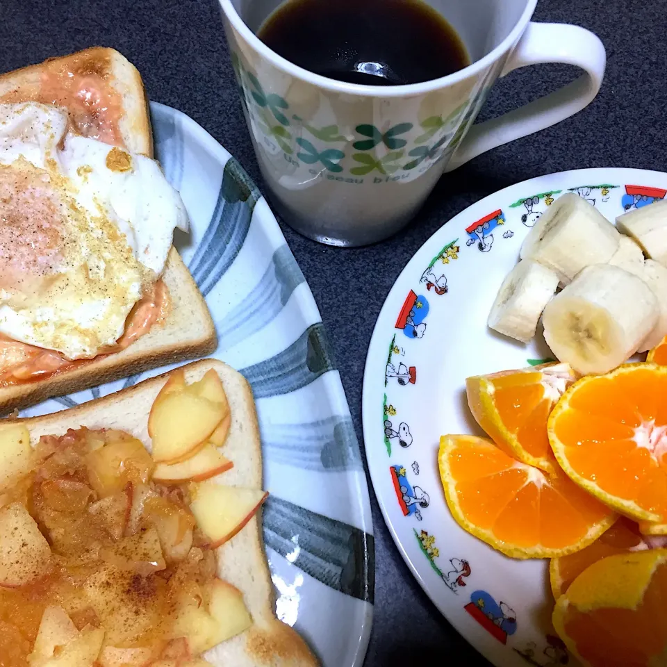 Snapdishの料理写真:ケチャマヨ目玉焼きトースト、リンゴのハチミツ煮シナモントースト、バナナ、みかん、コーヒー|gekoさん