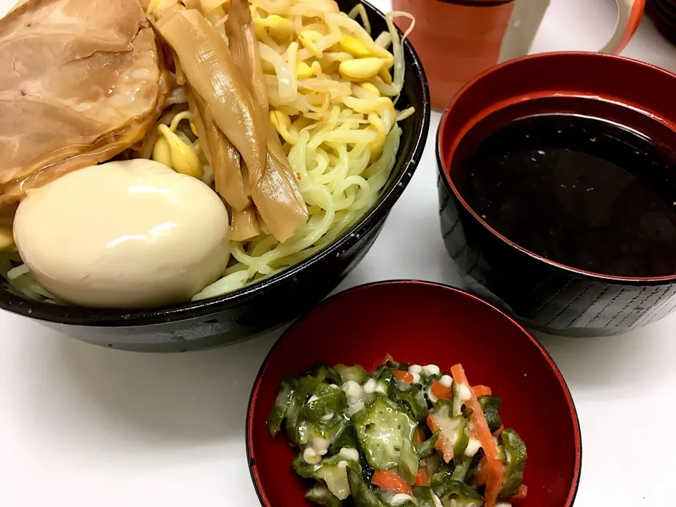 ある日の昼メシ ガツ盛り 醤油つけ麺🍜
#ラーメン #つけ麺 #昼メシ #チャーシュー #大盛り #がっつり #ラーメンの具 #メンマ #味付けもやし|sakumaさん