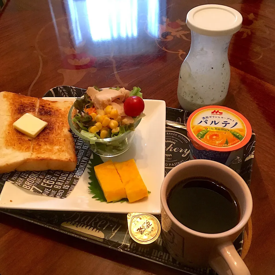 今日の朝ごパン(๑´ڡ`๑)バタートースト、鶏ハムサラダ、卵焼き、ギリシャヨーグルト(ピーチ).珈琲|mayumiさん