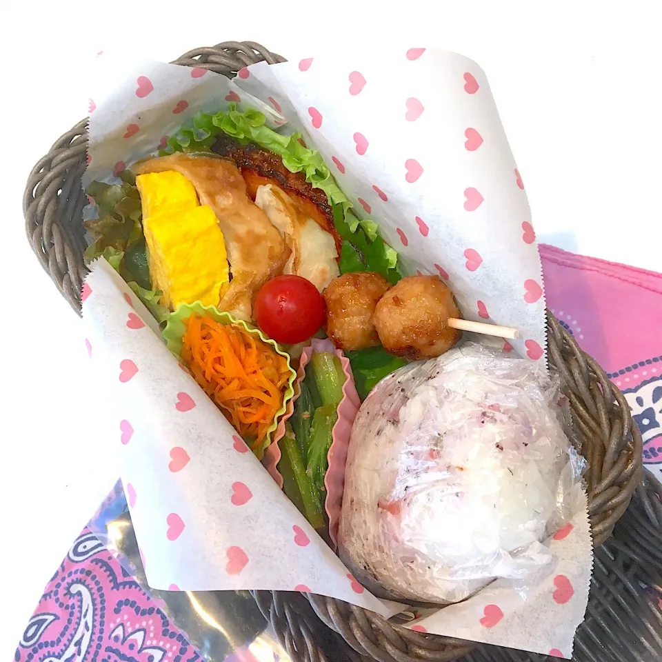 Snapdishの料理写真:今日のお弁当(๑´ڡ`๑)雑魚と紫蘇と梅の混ぜご飯おにぎり、卵焼き、赤魚の味醂焼き、焼き餃子、鶏つくね団子、小松菜の胡麻和え、キャロットラペ|mayumiさん