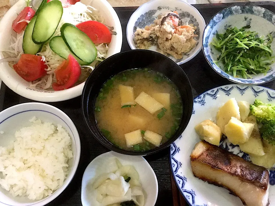 本日の昼食です。鰤の塩麹漬け、豆苗の胡麻和え、おからの煮物、サラダ、お漬物、味噌汁、御飯少々です。|詳智　片山さん