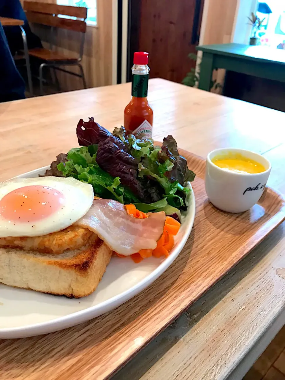 🥓ベーコンエッグ🥚ポテトトーストランチ。
人参🥕スープが美味しいです。|Kumi_loveさん