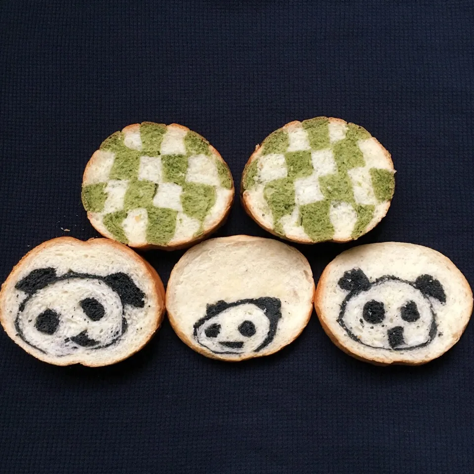 🐼パンダの親子のイラストパン🐼
リーリー、シンシン、シャンシャン。


 #手作りパン  #デコパン  #ラウンド型  #食パン #パンダ#市松模様#🐼 #イラストパン 
 #イラストパンアレンジ  #パンダパン  #パンダ食パン #チェック #チェック柄|izuyoさん