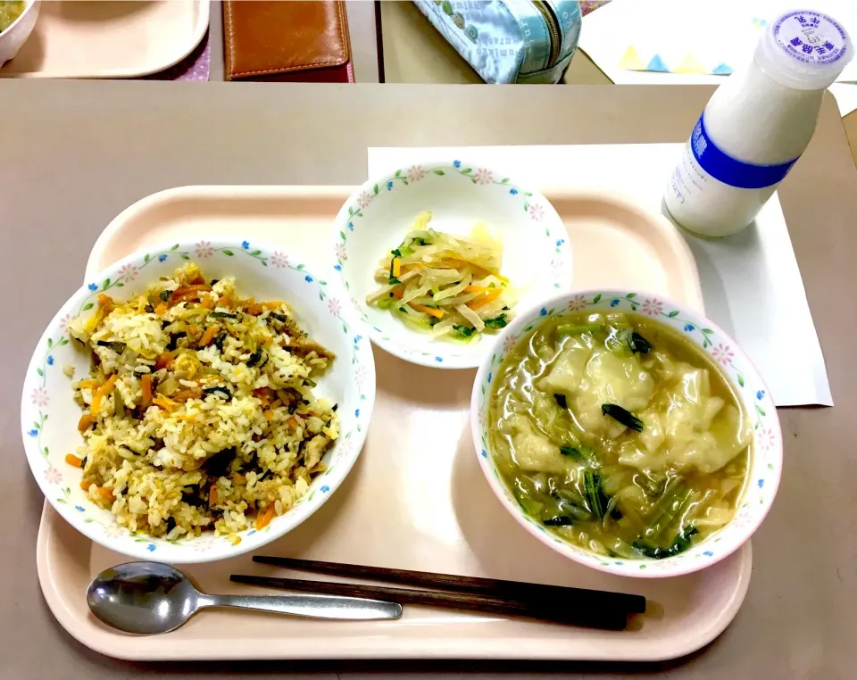 小平市の小学校の給食
キムチ炒飯
大根のサラダ
ワンタンスープ|Itaruさん