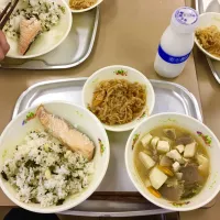 Snapdishの料理写真:小平市の小学校の給食
大豆と茎わかめご飯
鮭の塩焼き
切り干し大根
豚汁|Itaruさん