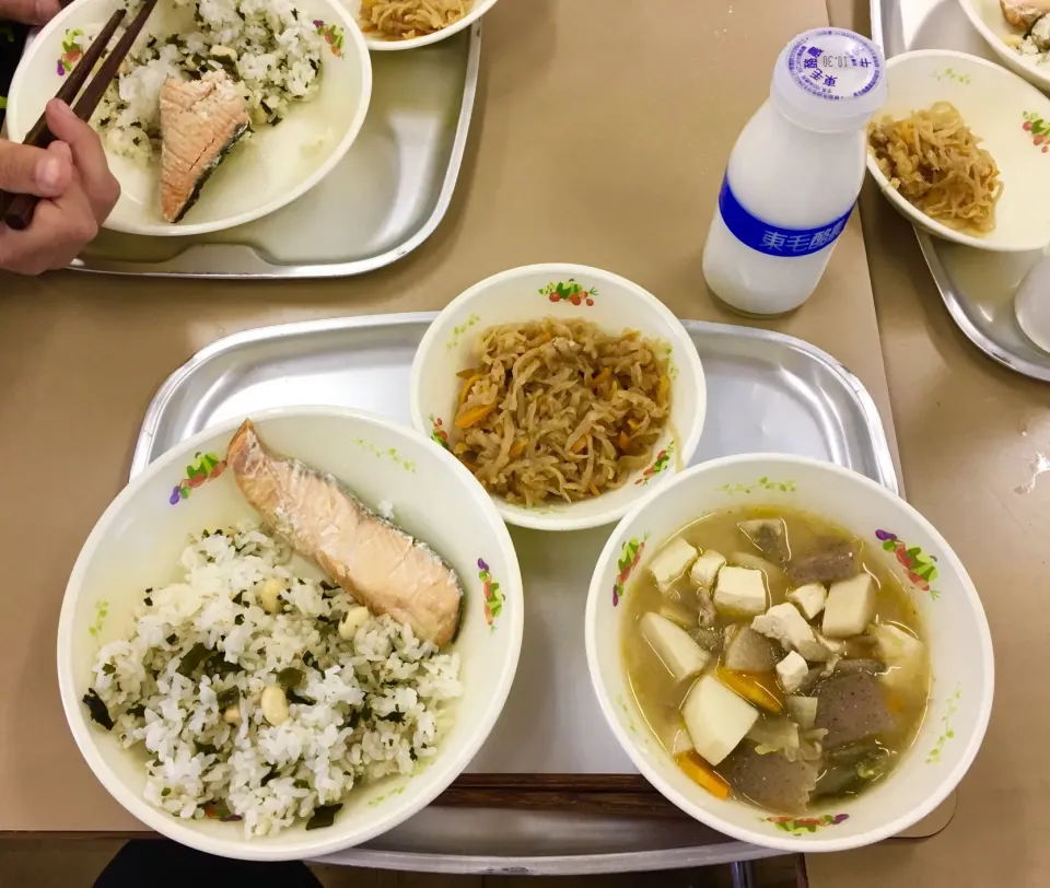 Snapdishの料理写真:小平市の小学校の給食
大豆と茎わかめご飯
鮭の塩焼き
切り干し大根
豚汁|Itaruさん