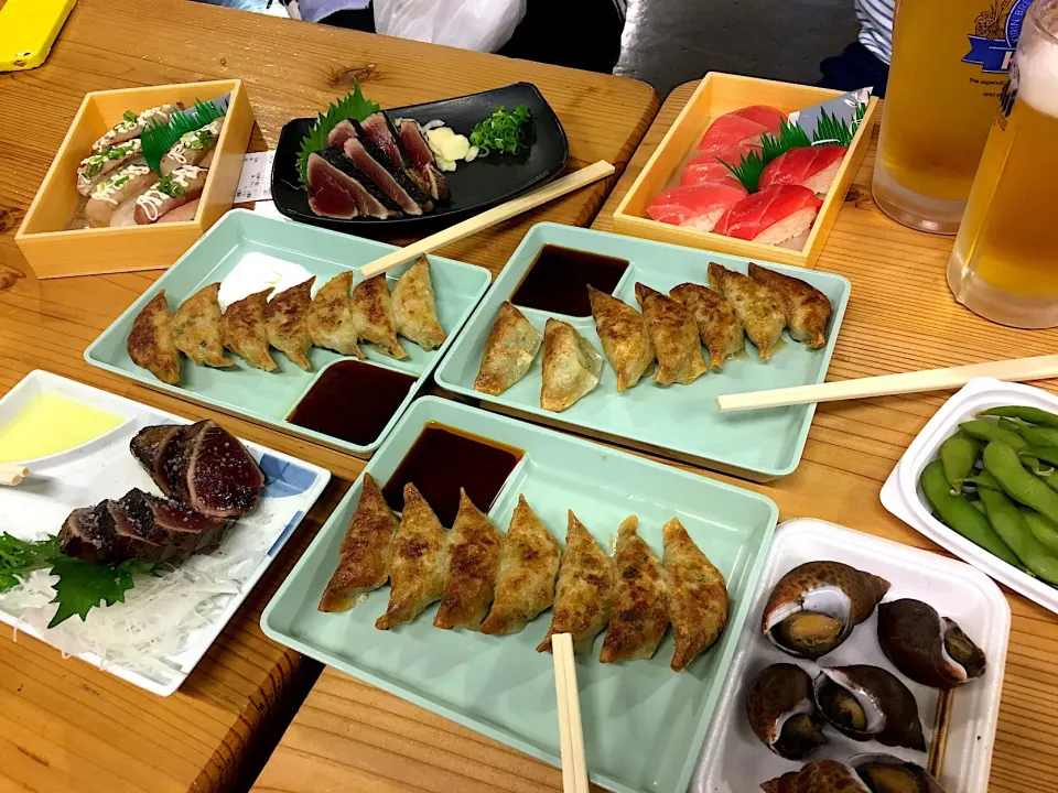 ひろめ市場で
カツオのタタキ🐟た名物餃子|みゅうさん