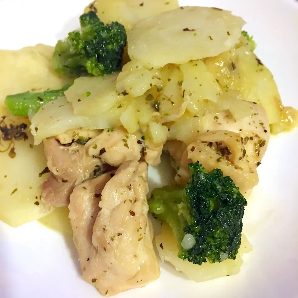 ハーブとスパイスを効かせた🌿鶏肉と野菜の蒸し焼き|ももさん