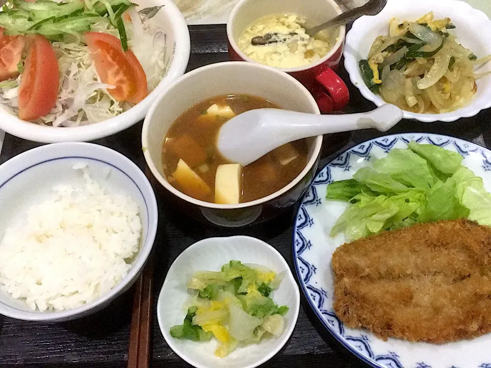 鰯のフライ、玉葱とニラ玉炒め、豆腐の納豆汁、茶碗蒸し、サラダ、お漬物、御飯少々です。|詳智　片山さん