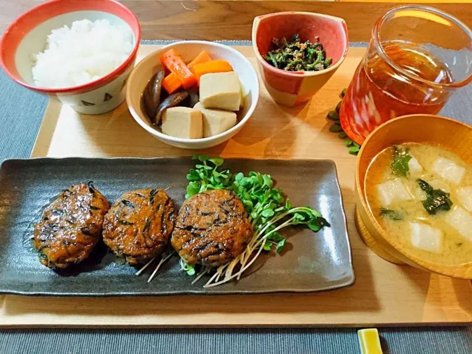 Snapdishの料理写真:おからとひじきの照り焼きつくね、高野豆腐の含め煮、ほうれん草のお浸し、味噌汁|おむすびさん