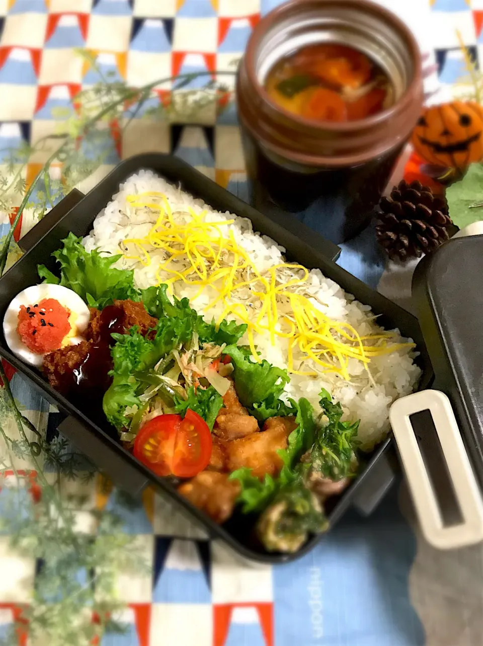 Snapdishの料理写真:旦那ちゃん弁当🎶
一口ヒレカツ
マグロ竜田揚げ
豆苗肉巻き
キャベツと切り昆布の和え物
ゆで卵タラコマヨ
トマトとコーンのスープ|BooBooさん