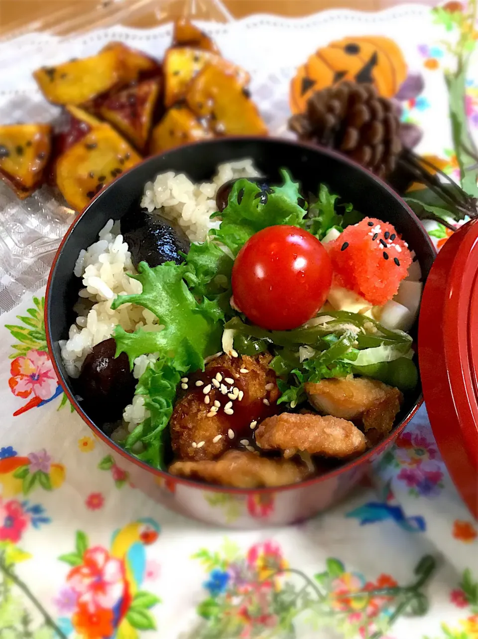 ワタクシ弁当🎶
山菜おこわ(いただきもの)
一口ヒレカツ
マグロ竜田揚げ
ゆで卵(たらマヨ)
キャベツと切り昆布の和え物
大学芋(いただきもの)|BooBooさん