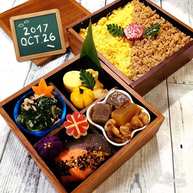 木曜日お弁当🌸
・ 2色そぼろご飯、マンナンもち麦
・ ひょうたんのだし巻き玉子
・ 鮭の胡麻焼き
・ 大根とすじこんのピリ辛煮
・ 小松菜のツナポン酢
・ モチモチかぼちゃ団子🎃
・ 紫サツマイモ練り切り風
・ ラディッシュフラワー
・ にんじんの紅葉風きゅうりの葉っぱ風|Mayumi Konishiさん