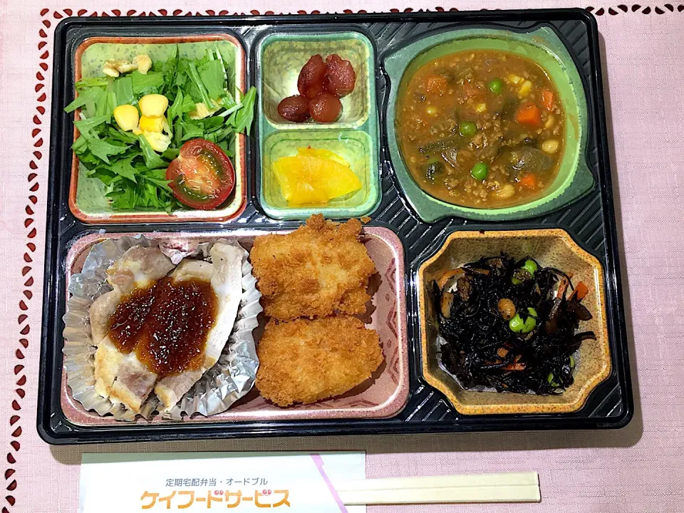 Snapdishの料理写真:ポークステーキおろしかけ 日替わり弁当 豊川市豊橋市一部エリア宅配|Naokazu Kuritaさん