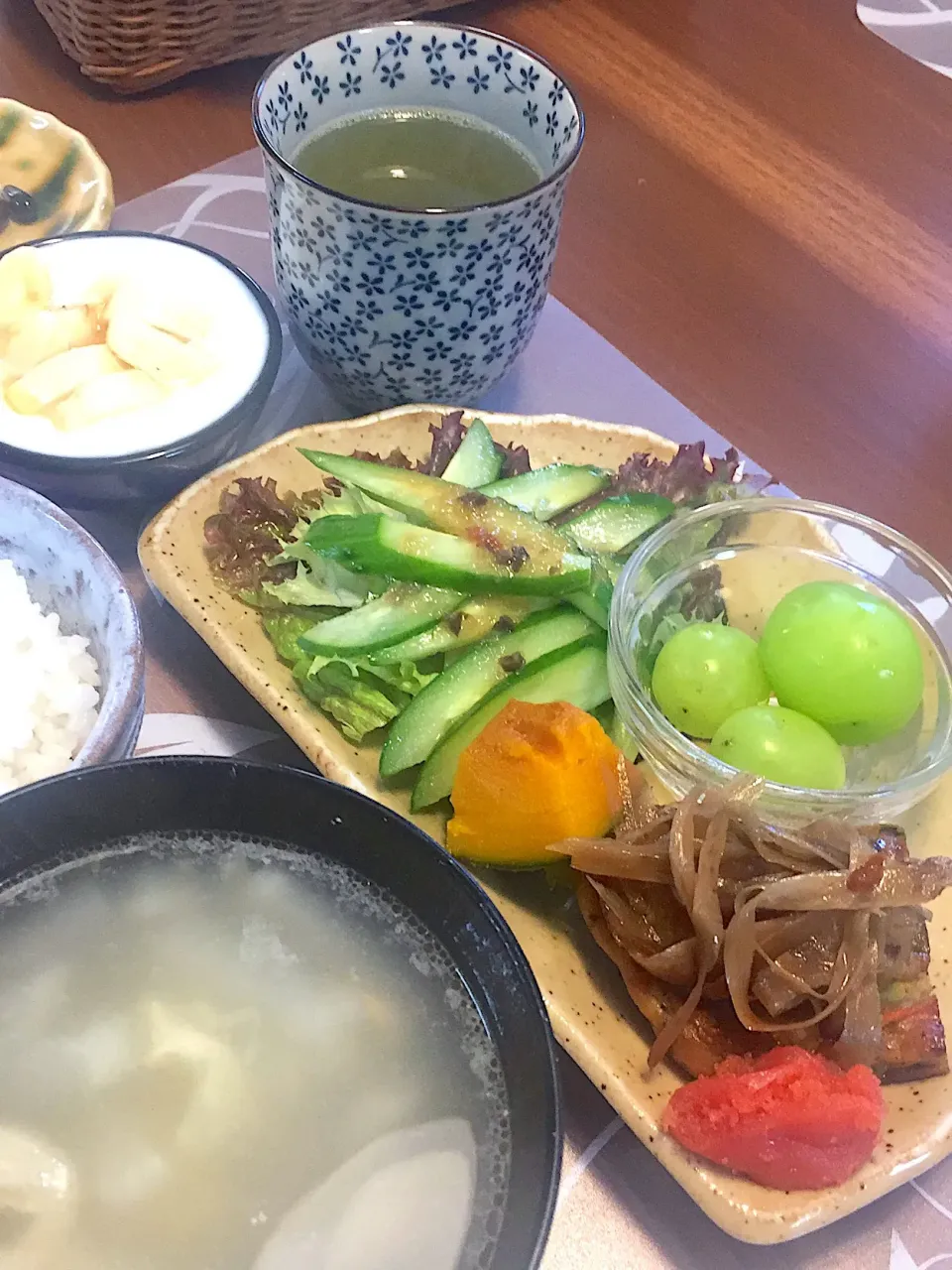 朝ごはん
枝豆はんぺん付け焼、きんぴらごぼう、かぼちゃ煮付け、サニーレタス、きゅうり、シャインマスカット、大根とサツマイモと揚げの中華卵スープ、白米、辛子明太子、バナナ添えヨーグルト|かよちゃんさん