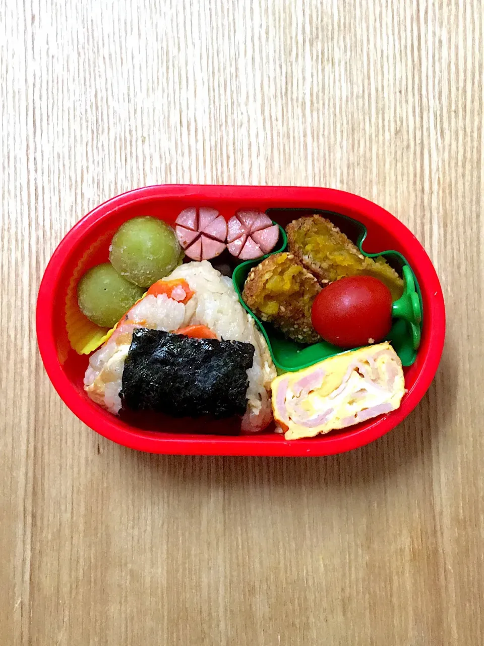 #ムスメ弁当 

かぼちゃコロッケ、ハム卵焼き、ソーセージ、ミニトマト、マスカット、炊き込みご飯おにぎり。|mossan＠OSAKAさん