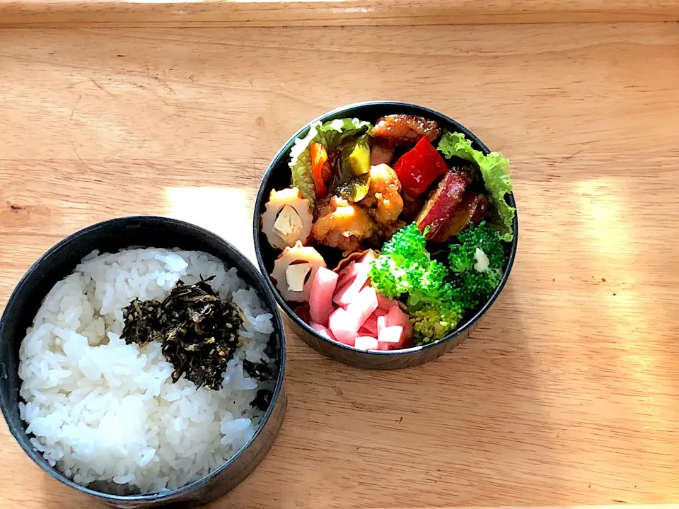 鶏と薩摩芋の甘辛炒め。
茶殻のふりかけ付き。|弁当 備忘録さん